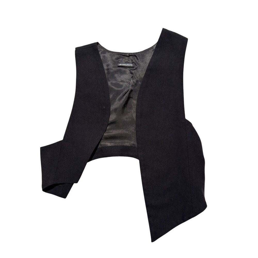Asymmetric layering vest